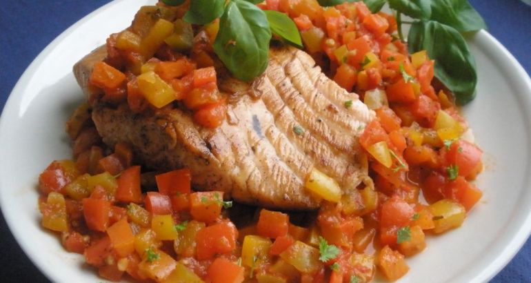 Grillowany łosoś z salsą paprykową