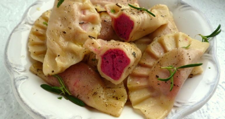 Ziemniaczano-buraczkowe pierogi z ricottą