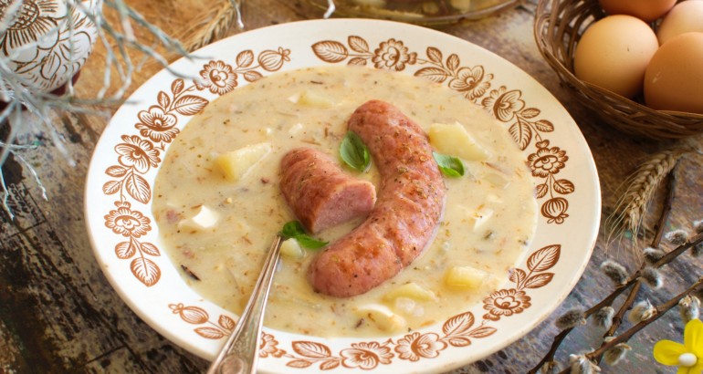 Chrzanowy żur wielkanocny z pieczoną białą kiełbasą
