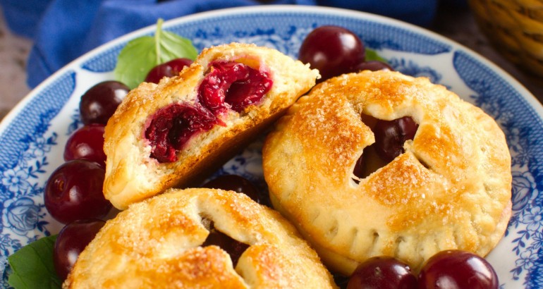 Ciasteczka drożdżowe z wiśnią