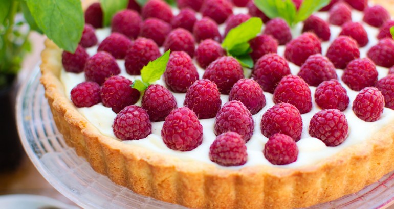 Tarta z kremem z białej czekolady i malinami