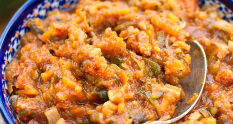Bigos z cukinii z pieczarkami