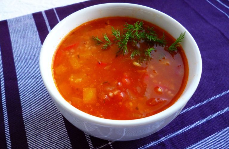 Zupa pomidorowa z soczewicą i papryką