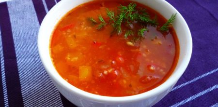 Zupa pomidorowa z soczewicą i papryką