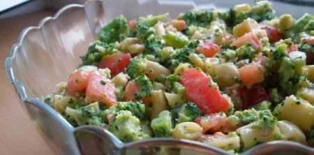 Sałatka z fasolą szparagową i brokułem