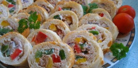 Krążki bagietki z pastą z tuńczyka