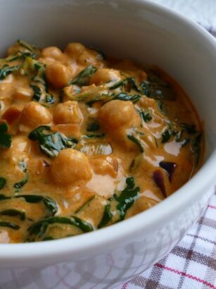 Curry z cieciorką i szpinakiem