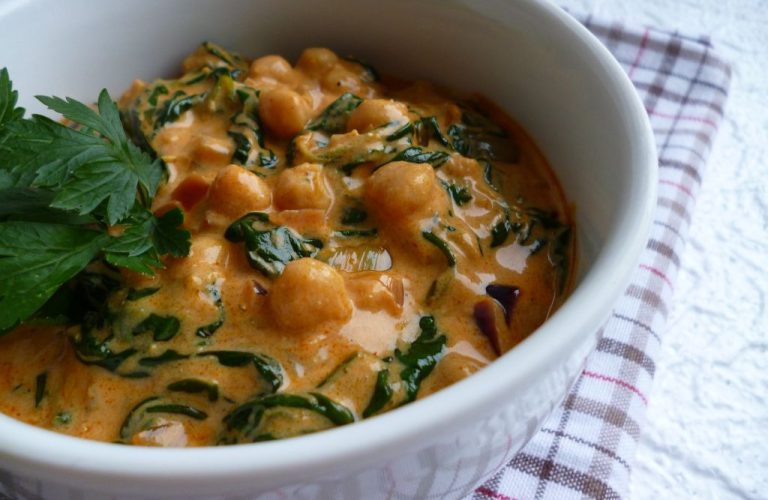 Curry z cieciorką i szpinakiem