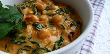 Curry z cieciorką i szpinakiem