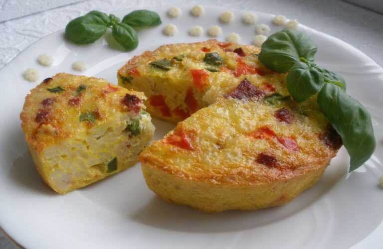Frittata z makaronem i salami