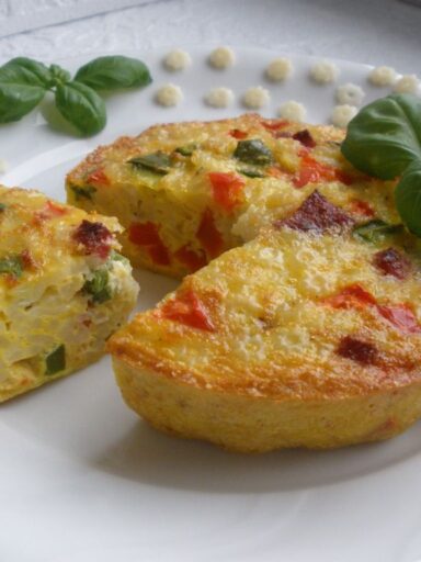 Frittata z makaronem i salami