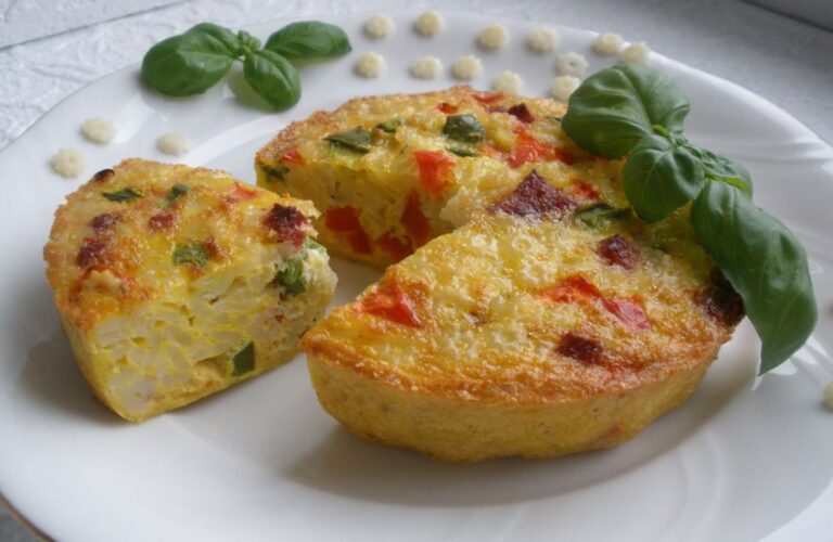 Frittata z makaronem i salami