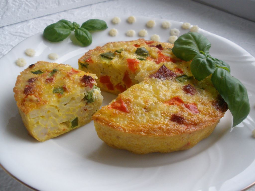 Frittata z makaronem i salami