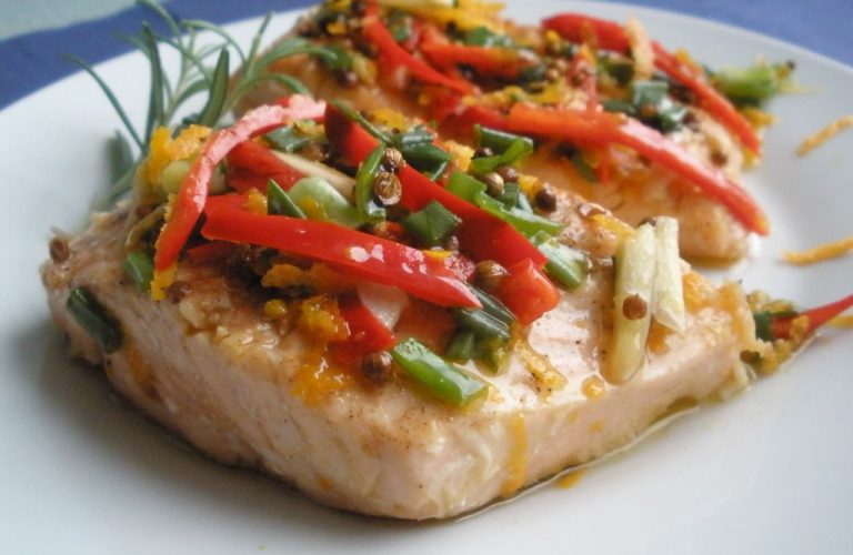 Marynowany łosoś z chili i pomarańczą