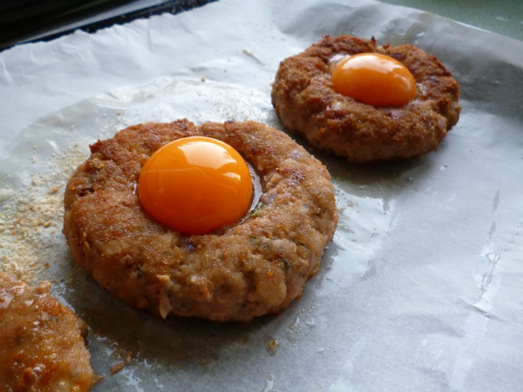 Mięsne gniazdka z jajkiem