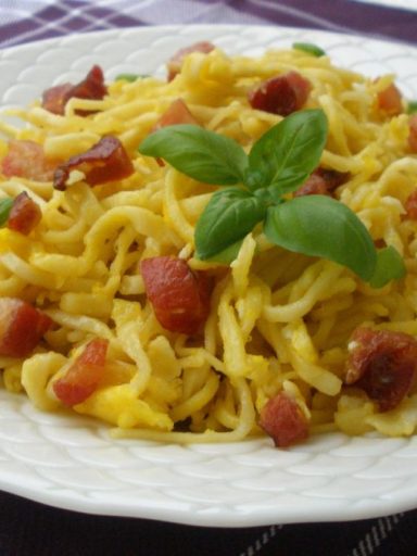Domowy makaron smażony z jajkiem i boczkiem