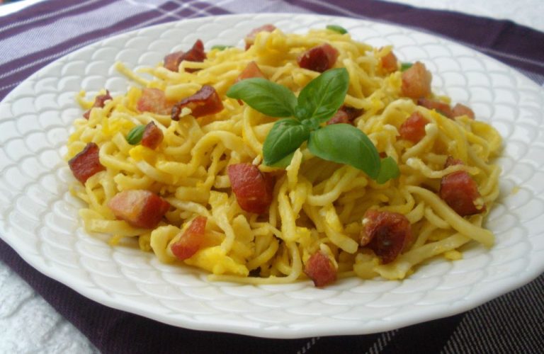 Domowy makaron smażony z jajkiem i boczkiem