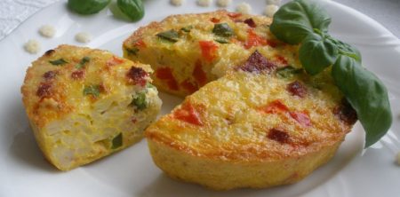 Frittata z makaronem i salami