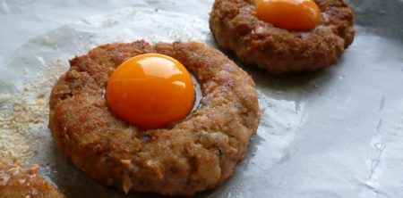 Mięsne gniazdka z jajkiem