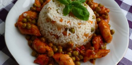 Kurczak z zielonym groszkiem i sosem cygańskim