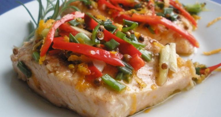Marynowany łosoś z chili i pomarańczą