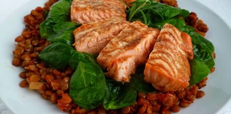 Sojowy łosoś na kołderce z soczewicy i szpinaku