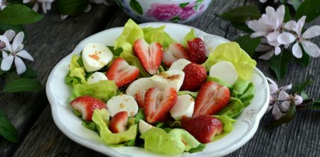 Sałatka z truskawkami i mozzarellą