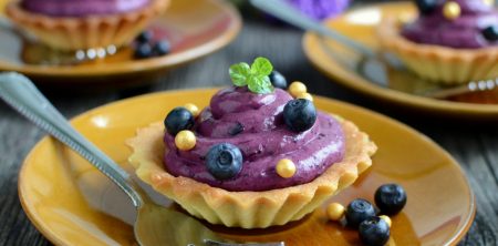 Kruche babeczki z kremem jagodowym