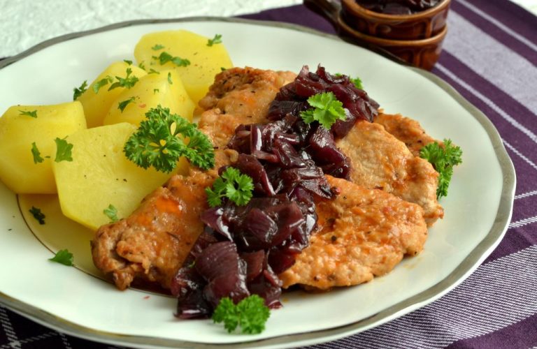 Bitki z konfiturą z czerwonej cebuli Bitki z konfiturą z czerwonej cebuli