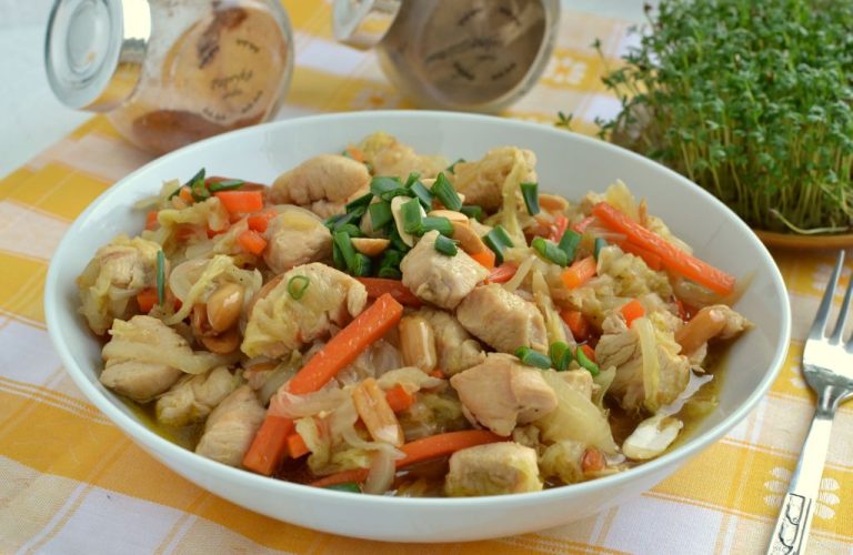 Gulasz drobiowy z pekinką i orzeszkami
