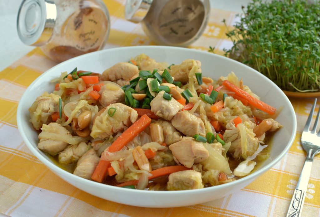 Gulasz drobiowy z pekinką i orzeszkami