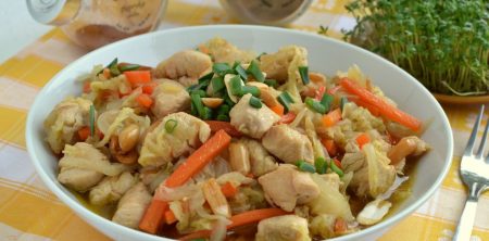 Gulasz drobiowy z pekinką i orzeszkami