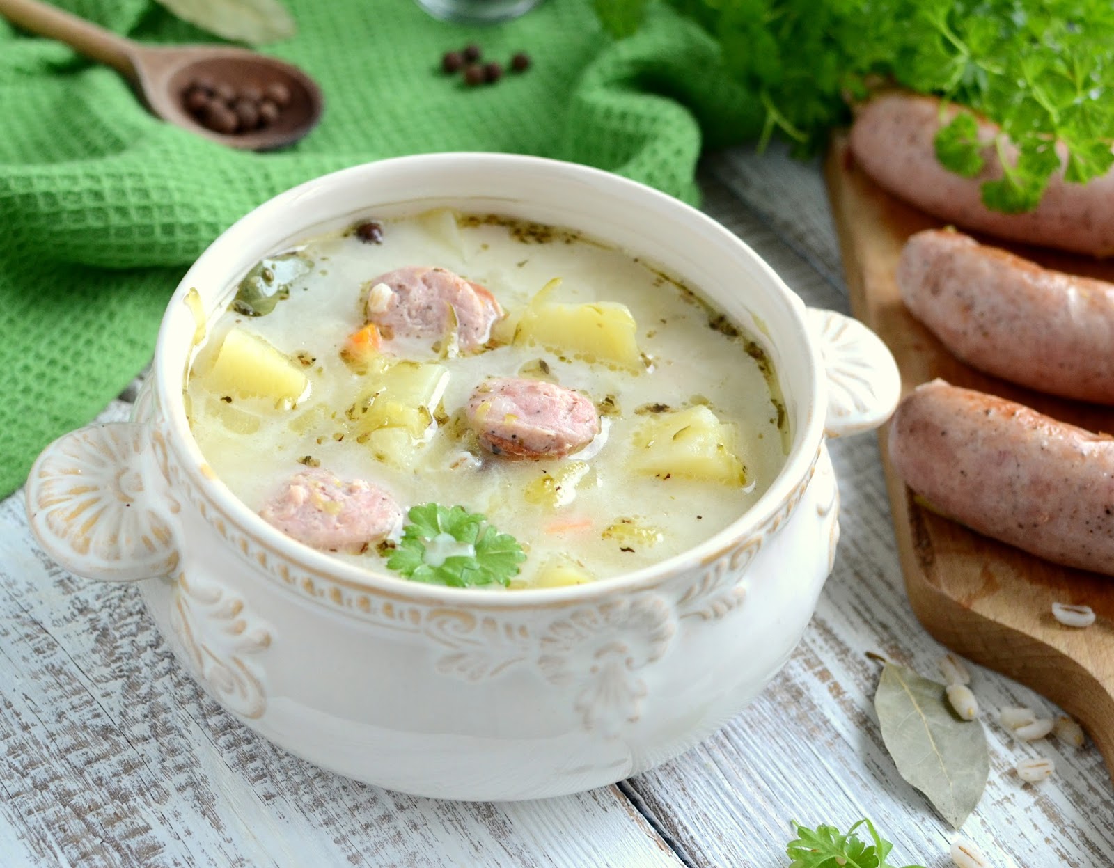 Zupa ogórkowa z białą kiełbasą 