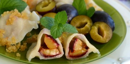 Pierogi ze śliwkami