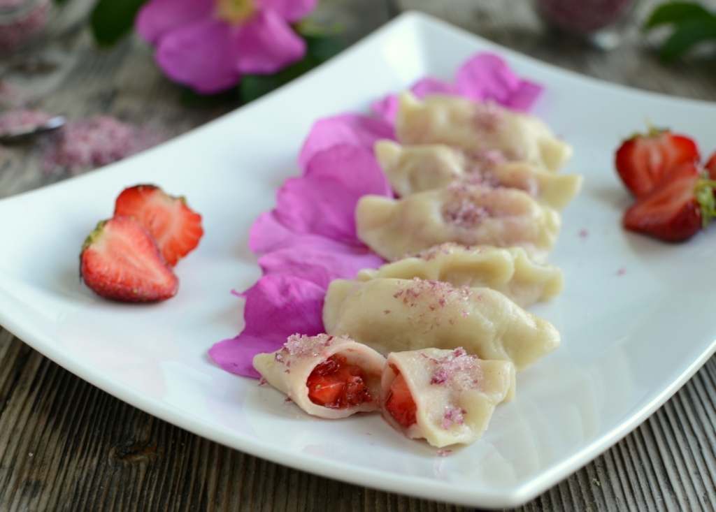 Różane pierogi z truskawkami