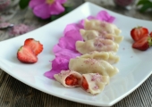 Różane pierogi z truskawkami