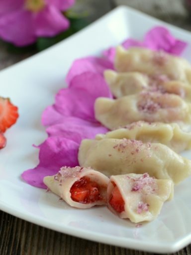 Różane pierogi z truskawkami