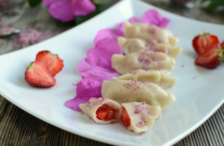 Różane pierogi z truskawkami