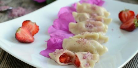 Różane pierogi z truskawkami