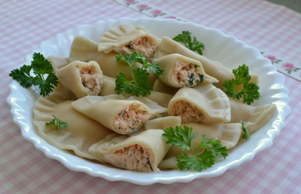 Pierogi z łososiem i serkiem śmietankowym