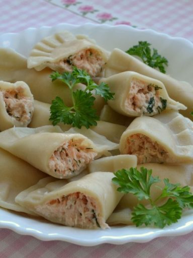 Pierogi z łososiem i serkiem śmietankowym