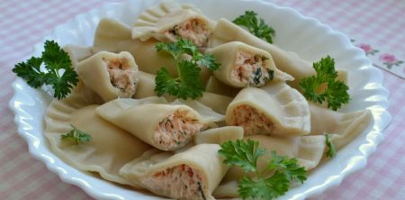 Pierogi z łososiem i serkiem śmietankowym