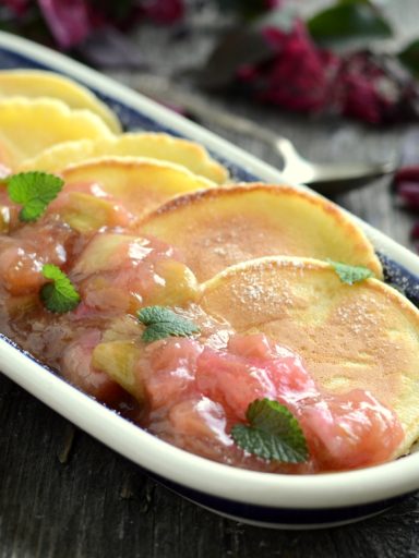 Placuszki budyniowe z frużeliną rabarbarową