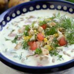 Makaron z kalafiorem w sosie serowym z pistacjami