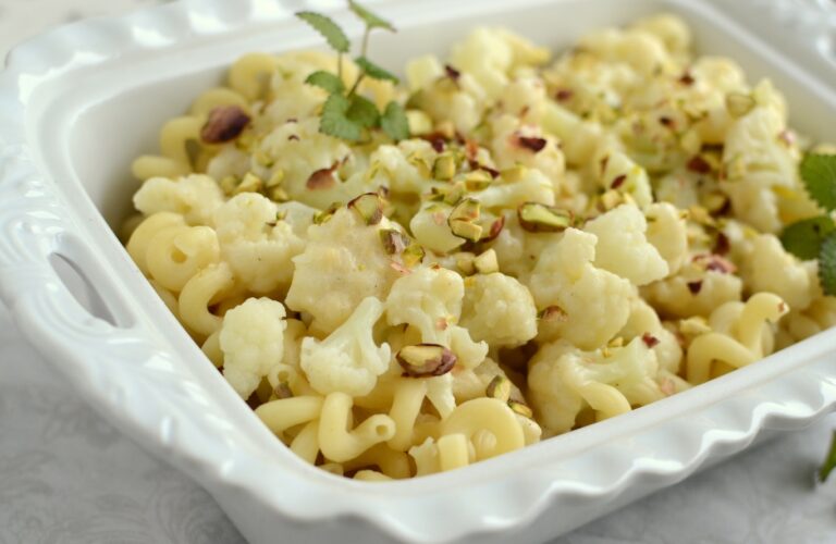 Makaron z kalafiorem w sosie serowym z pistacjami