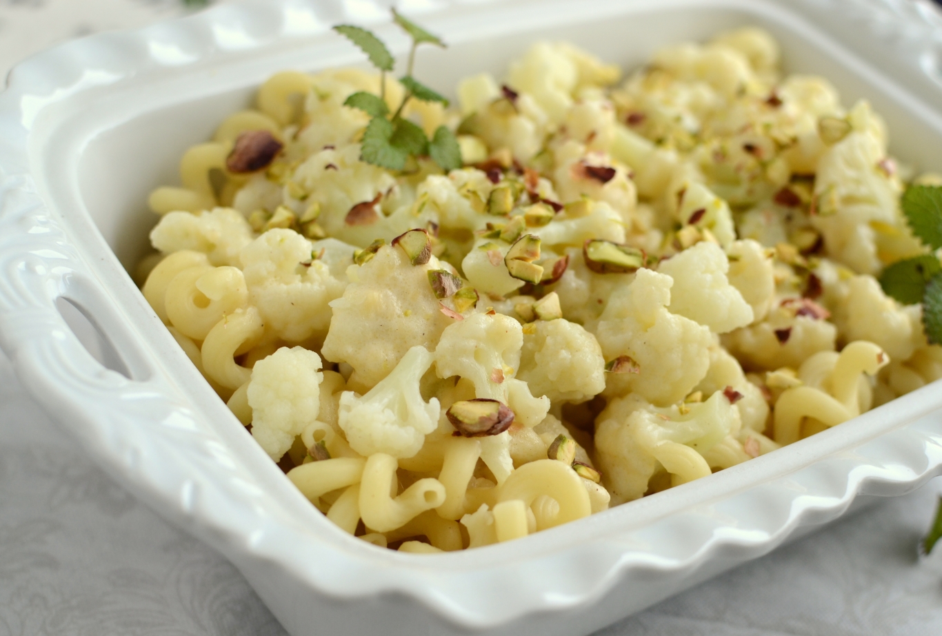Makaron z kalafiorem w sosie serowym z pistacjami