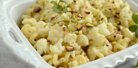 Makaron z kalafiorem w sosie serowym z pistacjami