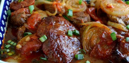 Pieczona karkówka przekładana pomidorami i cebulą