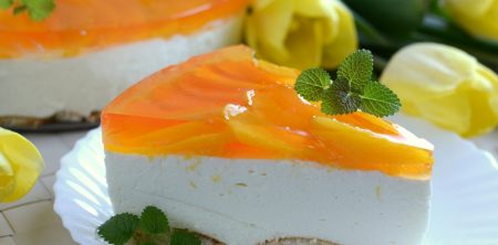 Sernik na zimno z brzoskwiniami