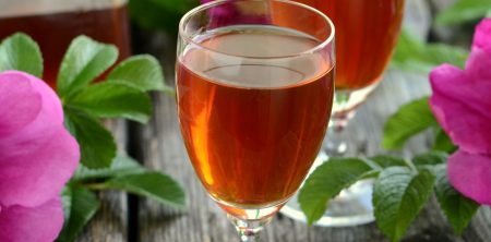 Nalewka z owoców dzikiej róży